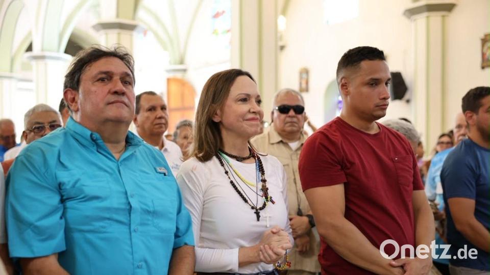 Machado betet bei ihrer Rückkehr. Bild: Uncredited/Vente Venezuela Press Office/AP/dpa
