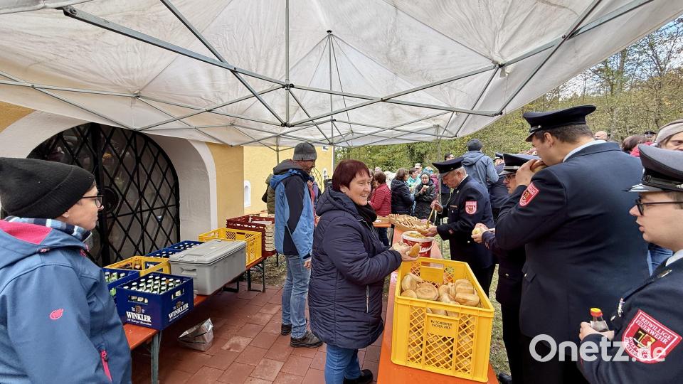 Für alle gab es im Anschluss eine Brotzeit vor der Kirche - gesponsert von der Pfarrei, den Freudenberger Vereinen und der Brauerei Winkler. Bild: gri