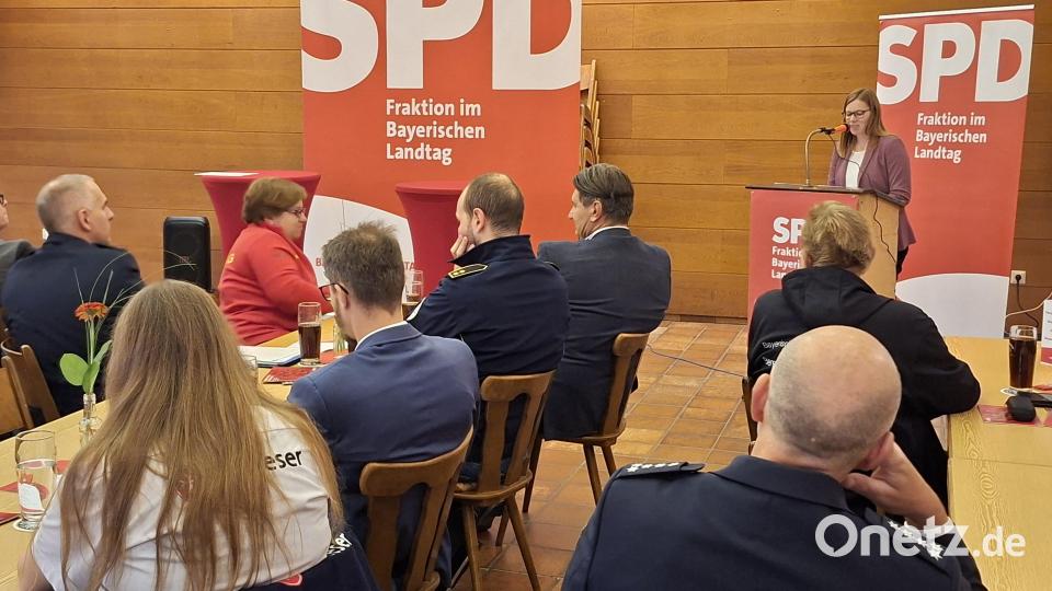 MdL Nicole Bäumler konnte als Gastgeberin beim Blaulichtempfang der SPD-Landtagsfraktion zahlreiche haupt- und ehrenamtliche Einsatzkräfte der unterschiedlichsten Organisationen im ASV-Sportheim in Neustadt begrüßen. Bild: Hans Prem