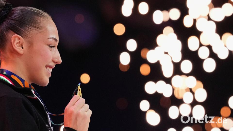 Kaylia Nemour freut sich über ihre zweite Goldmedaille. Bild: Francisco Seco/AP/dpa