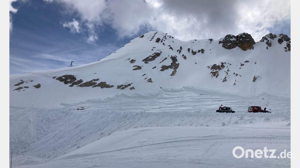 Von den Schneedepots aus dem Frühjahr ist nach dem heißen Sommer weniger als die Hälfte übrig. Bild: Sabine Dobel/dpa