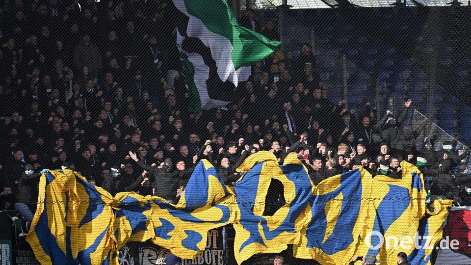 96-Fans mit Teilen der entwendeten Braunschweig-Choreo. Bild: Swen Pförtner/dpa