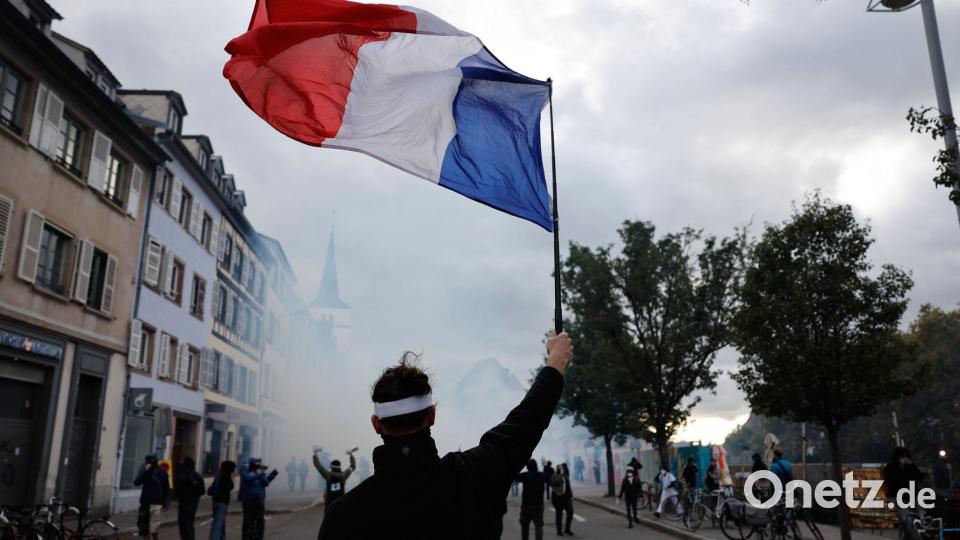 Seit Wochen gehen die Menschen in Frankreich für bessere Bildung und gegen die hohen Lebenshaltungskosten auf die Straße. Bild: Jean-Francois Badias/AP/dpa