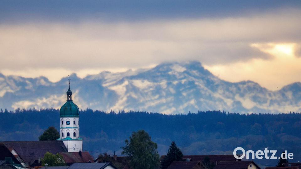 Blick auf die Barockkirche „Mariä Himmelfahrt“ von Seekirch am Federsee in Oberschwaben. Bild: Thomas Warnack/dpa