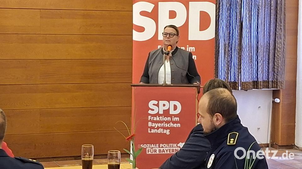 Einen inhaltlichen Input vor der Podiumsdiskussion gab MdL Christiane Feichtmeier, die innenpolitische Sprecherin der SPD-Fraktion im Bayerischen Landtag. Als ehemalige Polizeibeamtin kennt sie die Sorgen und Nöte der Einsatzkräfte. Bild: Hans Prem