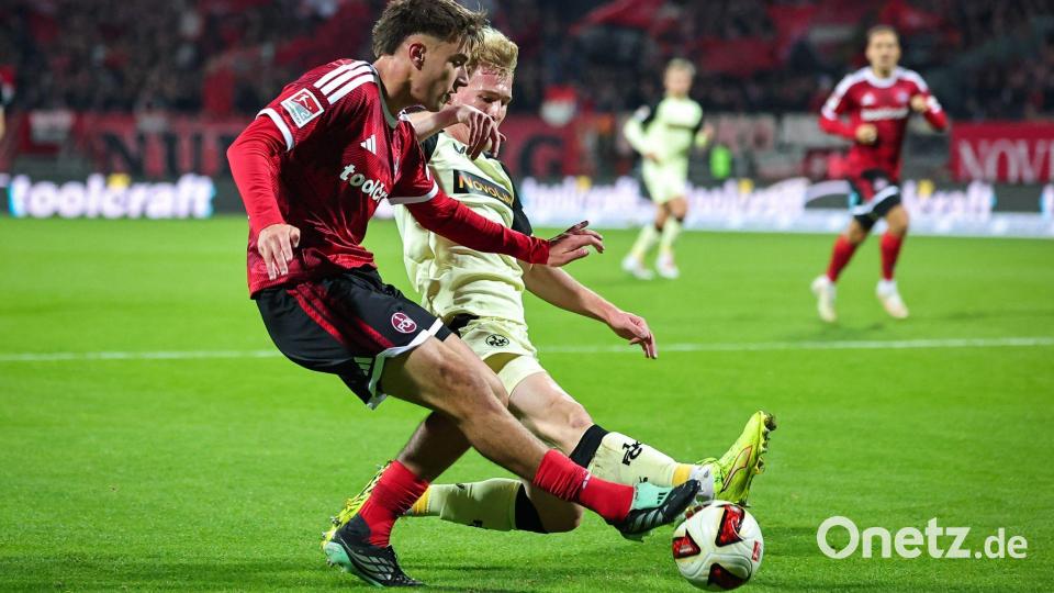 Nürnbergs Fernandez (vorne) im Zweikampf mit Kaiserslautern-Profi Haas. Bild: Daniel Karmann/dpa