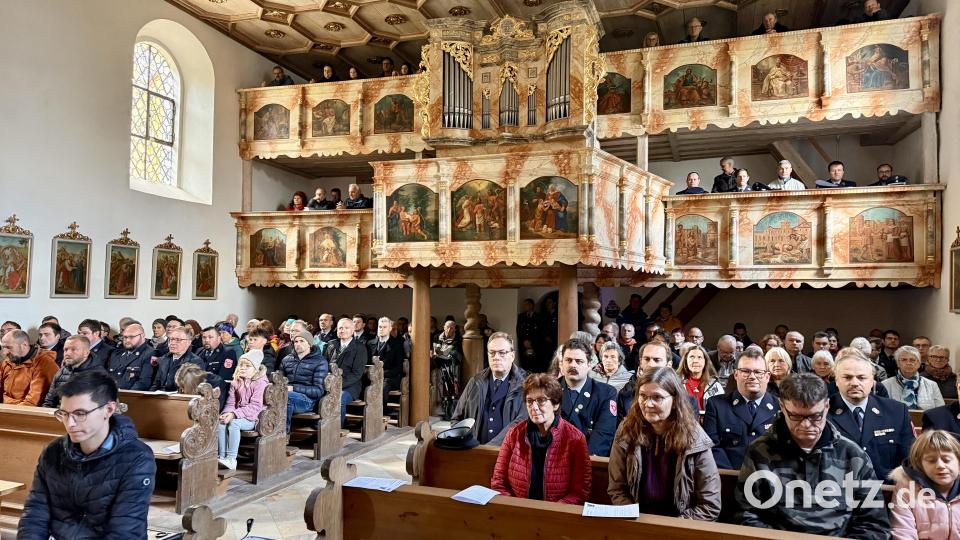 Feuerwehr, BRK, Bergwacht, THW, Polizei, Staatsforsten und viele Bürger der Gemeinde Freudenberg - die Johannisbergkirche war voll beim Dankgottesdienst.. Bild: gri