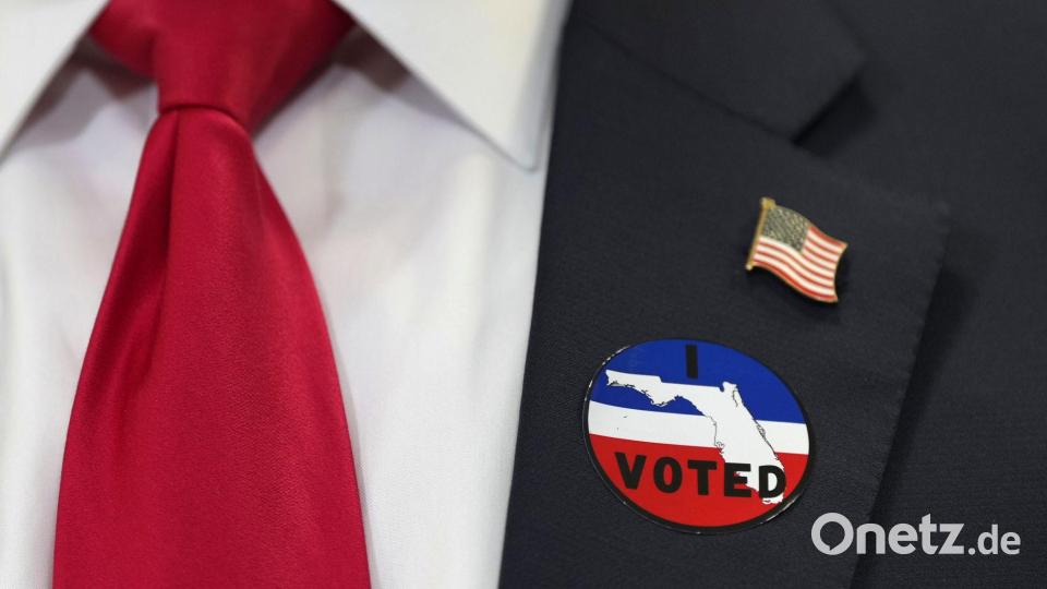 Trump trug nach der Stimmabgabe einen Aufkleber mit dem Wort „voted“ (abgestimmt). Bild: Mark Schiefelbein/AP/dpa
