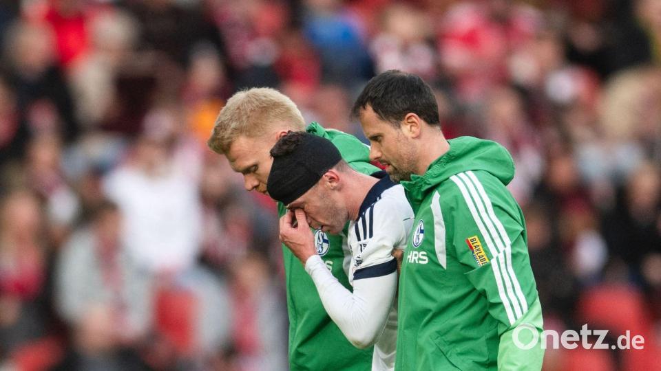 Robin Gosens muss von Betreuern gestützt werden. Bild: Marius Becker/dpa