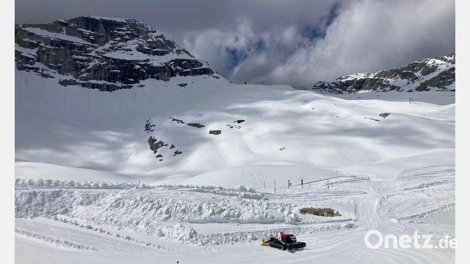 Schneedepots sollen den Start in die neue Wintersport-Saison erleichtern. Bild: Sabine Dobel/dpa