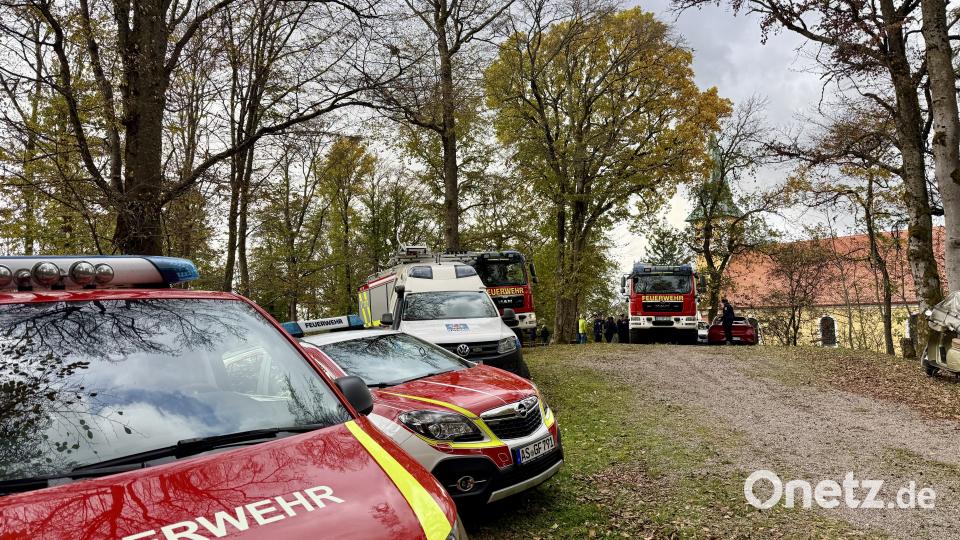 Wieder Blaulichtfahrzeuge vor der Johannisbergkirche. Diesmal stand der Rückblick auf das Brandereignis Ende Juli/Anfang August im Fokus. Bild: gri