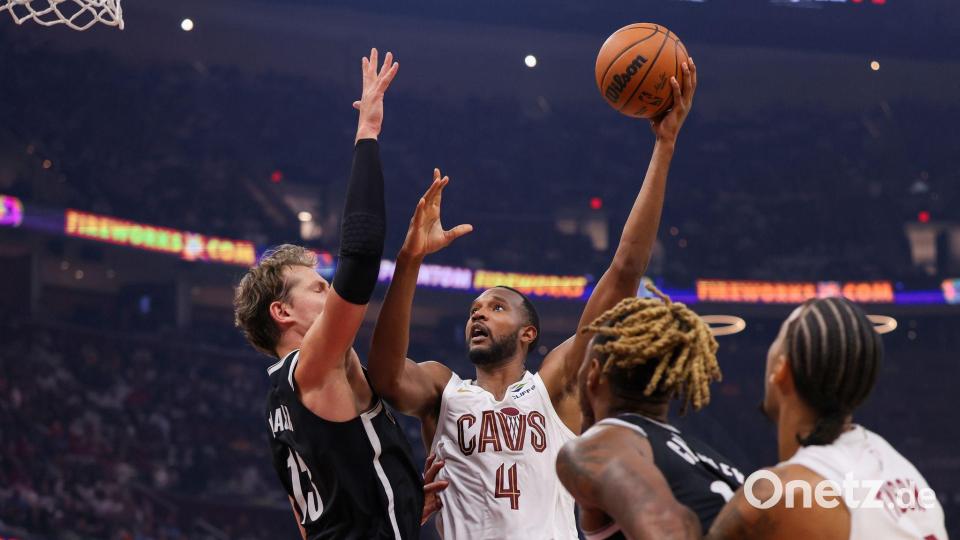 Moritz Wagner (l) hatte mit Brooklyn gegen Cleveland das Nachsehen. Bild: Tim Phillis/AP/dpa