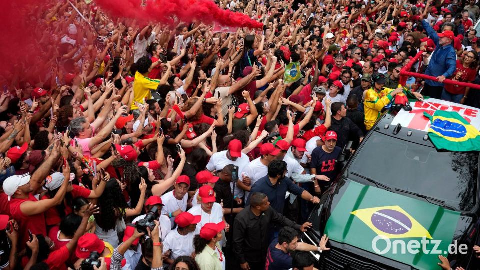 Anhänger von Lula jubeln in São Paulo. Bild: Natacha Pisarenko/AP/dpa