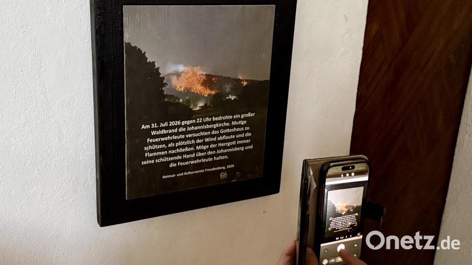 Die Votivtafel zeigt den Waldbrand am 31. Juli 2026 um 22 Uhr, als nicht klar war, ob die Johannisbergkirche gerettet werden kann. Bild: gri