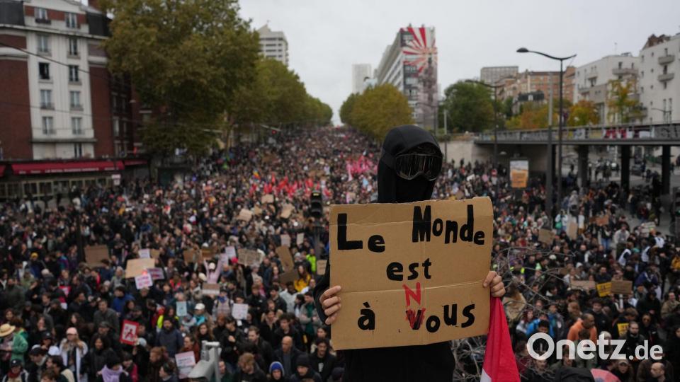 Die Proteste blieben größtenteils erst einmal friedlich. Bild: Thibault Camus/AP/dpa