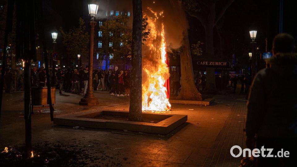 Auch in Barcelona kommt es zu Ausschreitungen. Bild: Lorena Sopêna/EUROPA PRESS/dpa