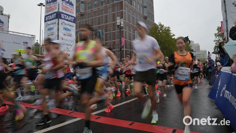 Leichtathletik: Marathon. Läufer starten vor dem Messeturm. Der Frankfurt-Marathon ist der älteste City-Marathon Deutschlands. Bild: Hannes P. Albert/dpa