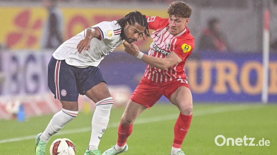 Erzielte das 2:0: Bayerns Serge Gnabry (l), hier im Zweikampf mit dem Freiburger Philipp Treu. Bild: Harry Langer/dpa