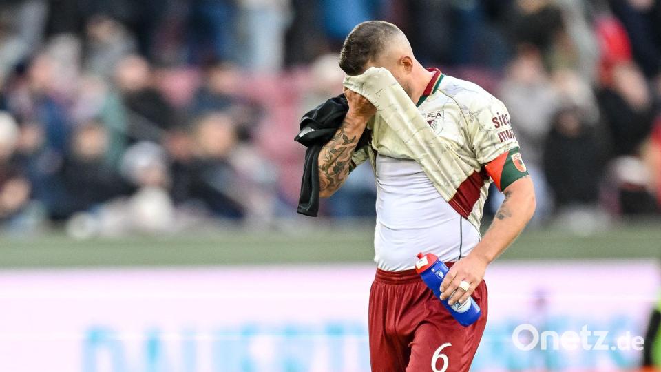 Ergebnis-Frust nach seinem Rekordspiel: FCA-Kapitän Jeffrey Gouweleeuw hätte sich einen Sieg gewünscht. Bild: Harry Langer/dpa