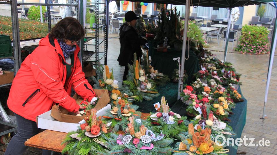 Grabgestecke und Grabschmuck waren die "Renner" beim Kirchweihmarkt in Tirschenreuth. Bild: Konrad Rosner