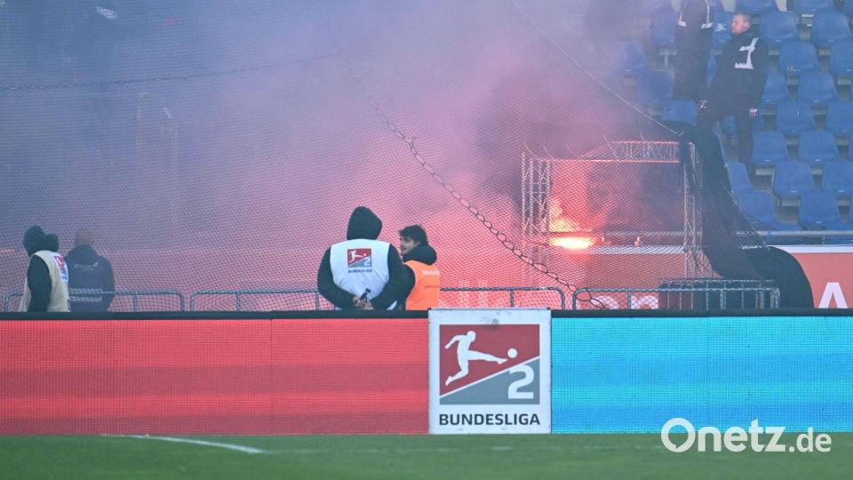 Das Niedersachsenderby war wegen Ausschreitungen unterbrochen worden. Bild: Swen Pförtner/dpa
