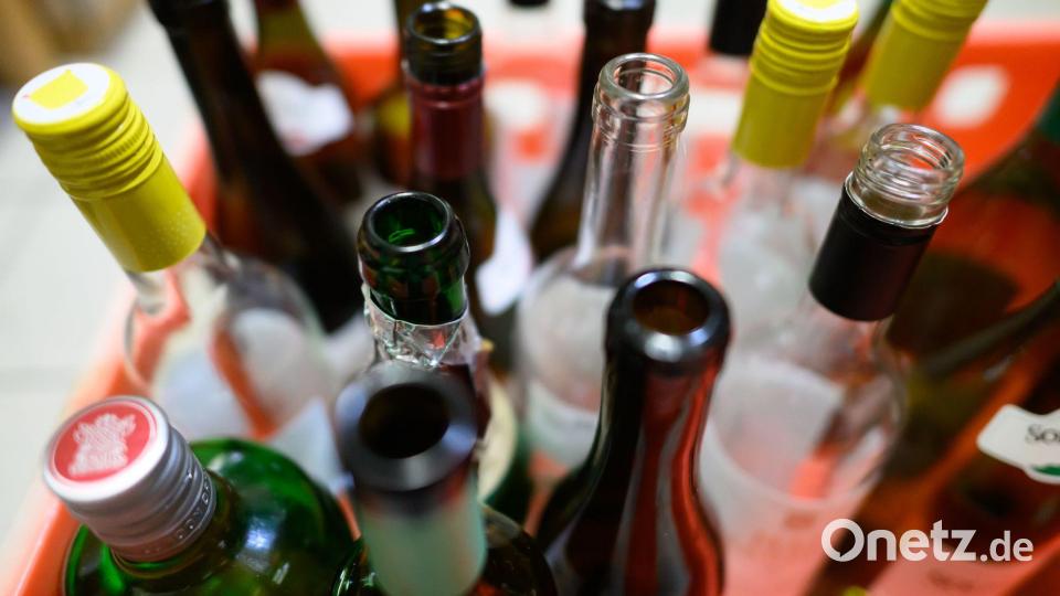 Exzessiver Alkohol-Konsum kann ein Warnsignal sein. (Symbolbild) Bild: Robert Michael/dpa