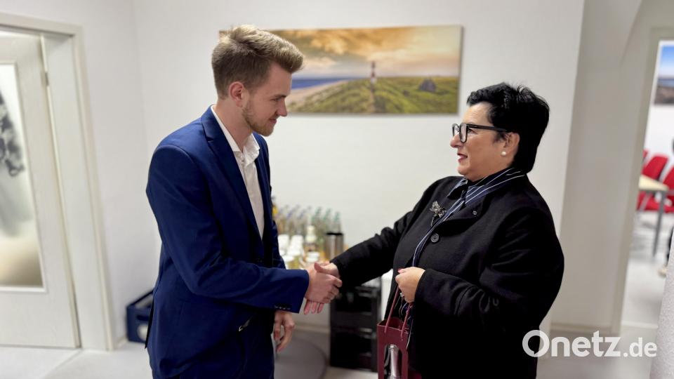 David Mandrella beim Händeschütteln im neuen Wahlkreisbüro. Für die Stadt Amberg gratuliert Zweite Bürgermeisterin Birgit Fruth. Bild: upl