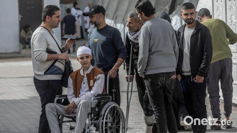 Das Foto zeigt Ahmed auf dem Gelände des Krankenhauses des Roten Halbmondes im Gazastreifen im Februar 2026. Lange habe er sich um die Evakuierung seines Sohnes bemüht. Es sei eine sehr schwierige Zeit gewesen, sagt Ahmeds Vater. Bild: Abed Rahim Khatib/dpa