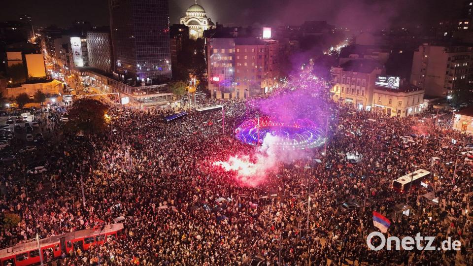 Menschen feiern, nachdem der Vorsitzende der rechtsgerichteten Serbischen Fortschrittspartei (SNS), Aleksandar Vucic, seine Niederlage bei der Parlamentswahl eingestanden hat. Bild: Armin Durgut/AP/dpa