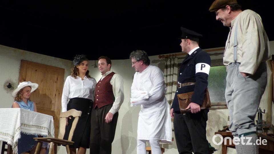 Der Ochsenbauer (Robert Schwarzferber) landet in der Zwangsjacke. Die Münchner Dame (Janina Nold), Regina (Daniela Görting), Thomas (Andreas Volber), der Ochsenbauer, Polizist (Max Schuller) und Wastl (Dominik Heider), der das turbulente Geschehen sichtlich amüsiert verfolgt (von links). Bild: Josef Piehler