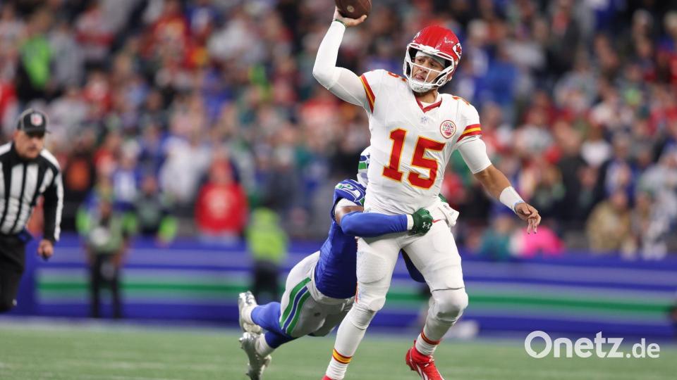 Quarterback-Star Patrick Mahomes hatte gegen Seattle einen schweren Stand. Bild: Kevin Ng/FR172278 AP/AP/dpa