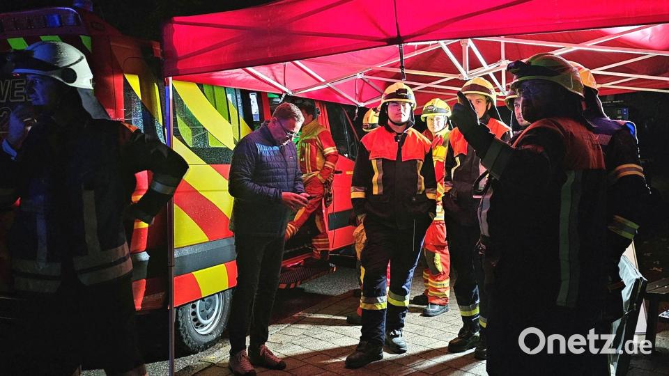 Die Feuerwehr war die ganze Nacht im Einsatz. Bild: Kilian Pfeiffer/dpa