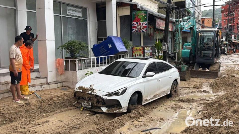 Viele Straßen auf Phuket waren von Schlamm und Geröll bedeckt. Bild: Uncredited/Phuket province's Public Relations Department via AP/dpa
