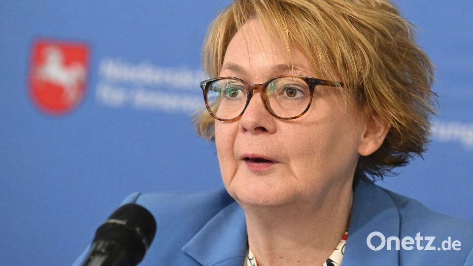 SPD-Politikerin Behrens appelliert schon lange an die Vereine, für mehr Sicherheit zu sorgen. (Archivbild) Bild: Julian Stratenschulte/dpa