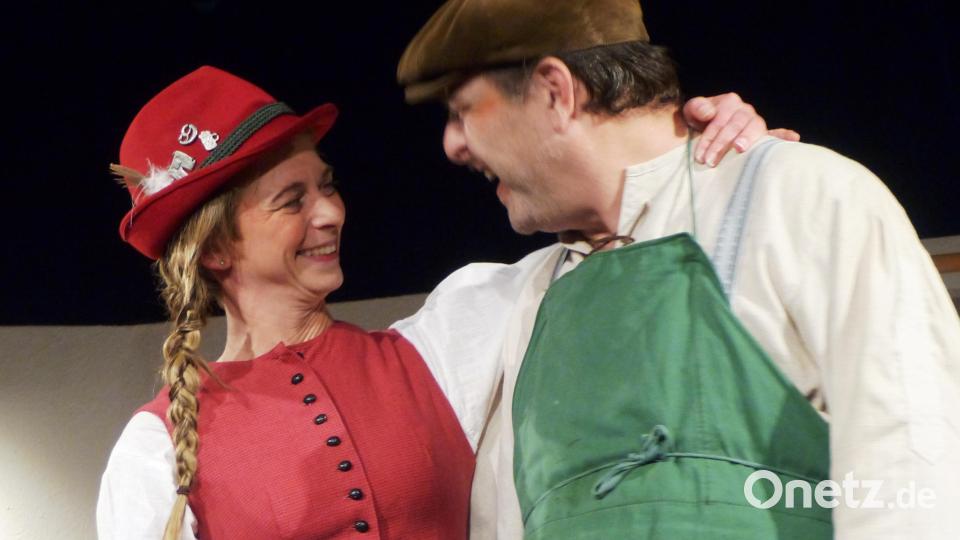 Die Zenzi (Pia Fromm) und der Wastl (Dominik Heider) kommen sich näher. Bild: Josef Piehler