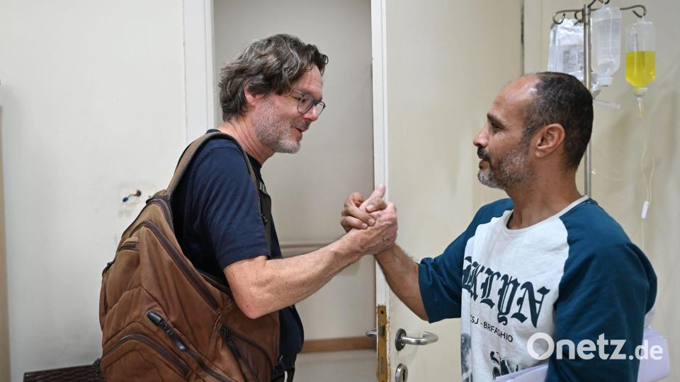 Oliver Mohr (l), ehrenamtlicher Arzt bei Malteser International und Ahmeds Vater Ejad al-Chair (r), verabschieden sich. Bild: Michael Brandt/dpa