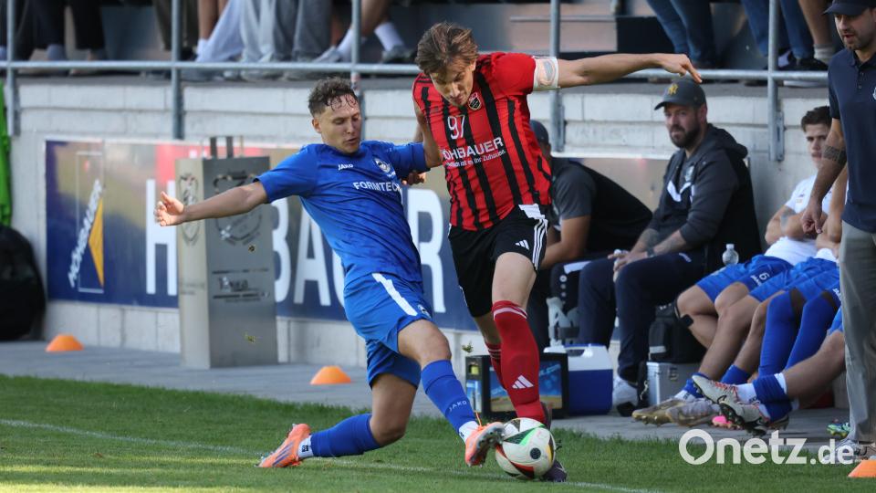 SC-Kapitän Nico Argauer (rechts) setzt sich in dieser Szene gegen Maik Geuder vom TSV Bogen durch. Bild: Dieter Jäschke