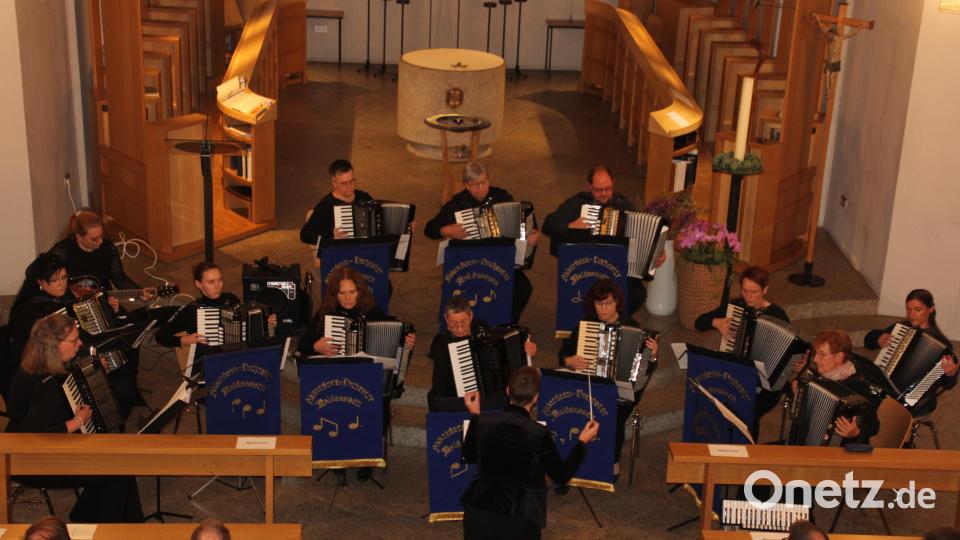Das 1. Akkordeonorchester Waldsassen lud am Samstag zu seinem Herbstkonzert in die Klosterkirche ein. Bild: Konrad Rosner