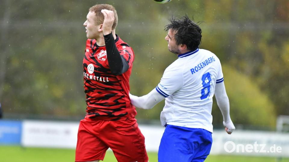 Rassiges Kopfballduell zwischen Lukas Härtl (links) vom SV Schmidmühlen und Stefan Pfab (rechts) vom TUS Rosenberg Bild: Hubert Ziegler