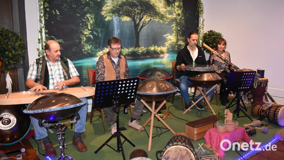 Die Musikgruppe "Rhythm and Peace" mit ihren außergewöhnlichen Musikinstrumenten. Bild: Renate Gradl