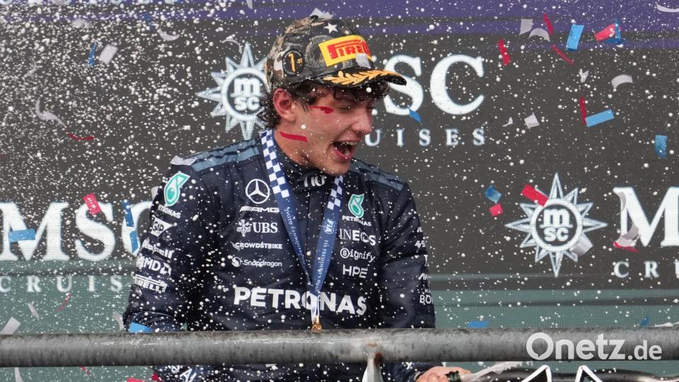 Der italienische Mercedes-Fahrer Andrea Kimi Antonelli feiert seinen Sieg beim Großen Preis der USA. Bild: Eric Gay/AP/dpa