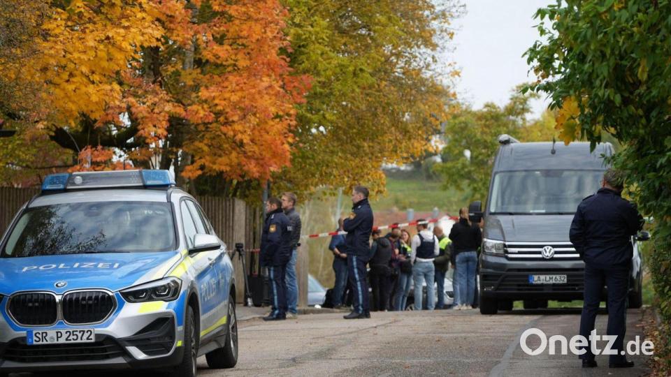 Einsatzkräfte der Polizei stehen nach einem Schusswechsel im Landkreis Dingolfing-Landau vor einem Wohngebäude auf der Straße. Ein 43 Jahre alter Mann ist nach Polizeiangaben beim Öffnen seiner Haustür von einem Unbekannten erschossen worden. Symbolbild: Felix Kirberg/dpa