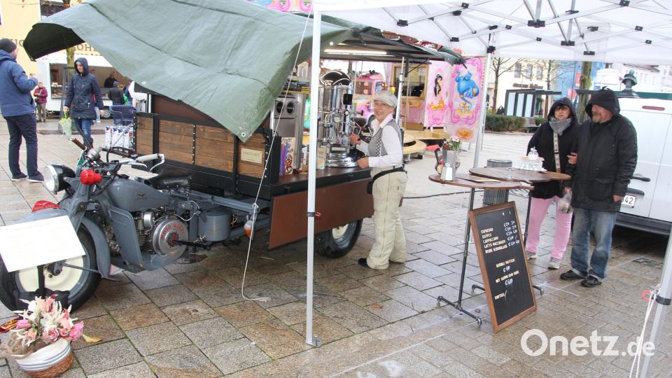 "Energiebündel" Mariam Fasolato (Mitte) an ihrem originellen Stadn am Marktplatz. Neben Kaffee und Softeis gab es auch Aperol Spritz. Bild: Konrad Rosner