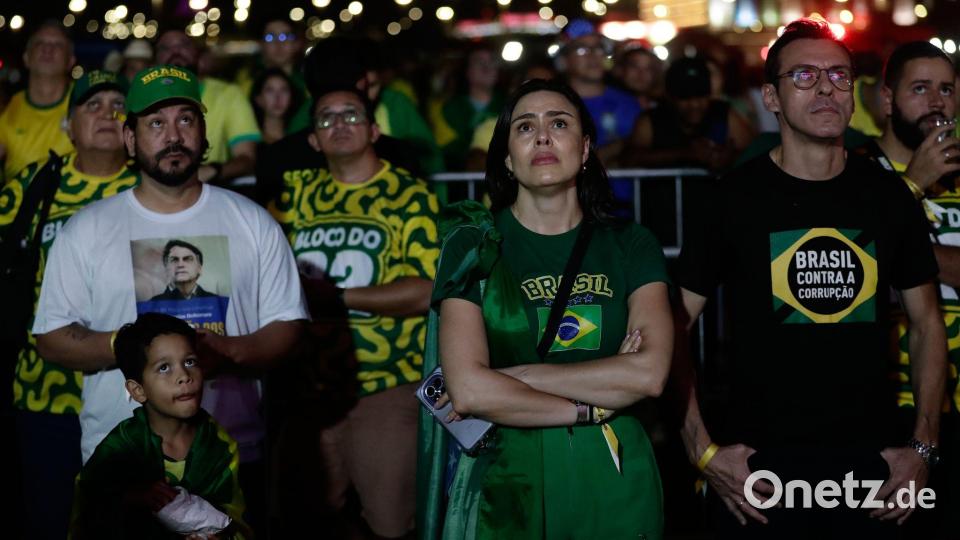Anhänger des rechten Herausforderers Flávio Bolsonaro reagierten fassungslos. Bild: Bruna Prado/AP/dpa