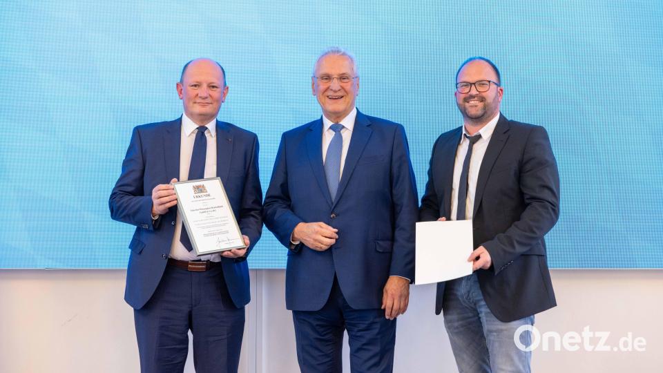Innenminister Joachim Herrmann hat die Firma Scherdel Wiesauplast Deutschland GmbH & Co. KG aus Wiesau als "Ehrenamtsfreundlicher Betrieb - Gemeinsam für mehr Sicherheit" ausgezeichnet. Bild: Alexandra Beier