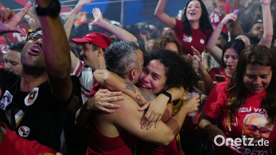 Anhänger von Präsident Lula feiern in Rio de Janeiro, nachdem er die Stichwahl um das Präsidentenamt gewonnen hat. Bild: Lucas Landau/AP/dpa