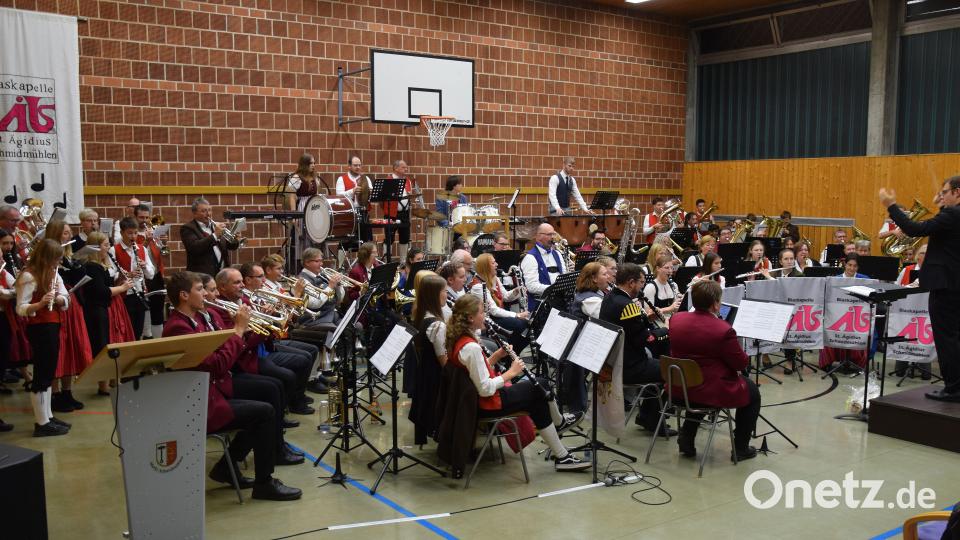 Es war der konzertante Höhepunkt des Jahres. Beim Kreis-Konzert des Nordbayerischen Musikbundes Amberg-Sulzbach in Schmidmühlen musizierten 90 Musikerinnen und Musiker aus beiden Blasmusikformationen. Dirigent war Dr. Christian Bäuml (rechts) Bild: Paul Böhm