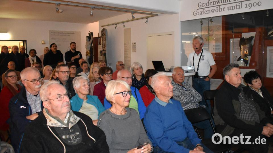Geschichte, Musik und Kunst wurde im Museum geboten, hier mit Gerald Morgenstern und seinem Bildervortrag über die Westwall-Testbunker auf dem Truppenübungsplatz Grafenwöhr. Bild: Renate Gradl