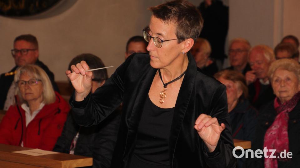 Wie immer hoch engagiert: Dirigentin Dr. Silke Polata. Bild: Konrad Rosner