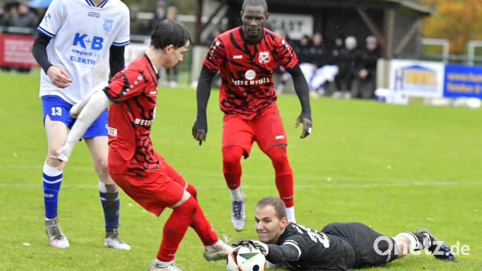 Enges Remis: Torhüter Luca Söhnlein (rechts am Boden) vom TUS Rosenberg bekommt in dieser Szene gerade noch eine Hand gegen zwei Schmidmühlener an den Ball. Bild: Hubert Ziegler